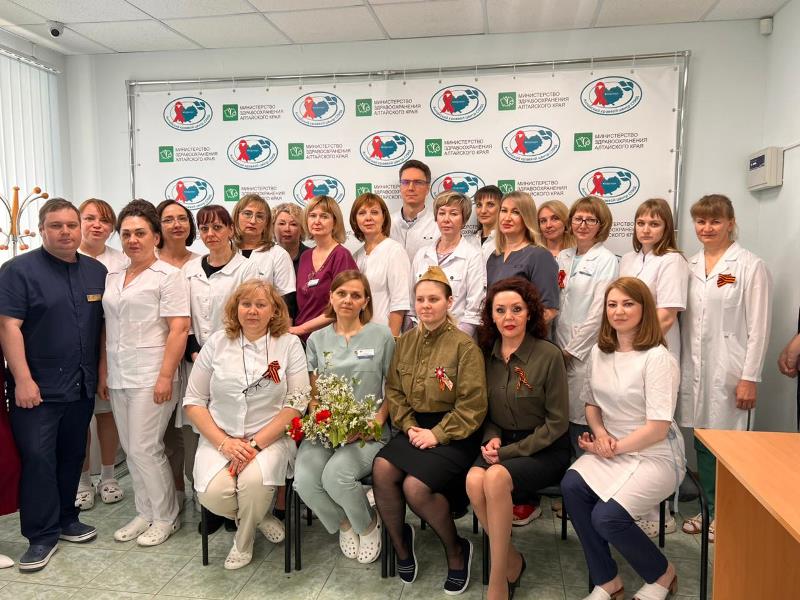 Сотрудники Алтайского Центра СПИД почтили память медицинских работников времен Великой Отечественной войны 