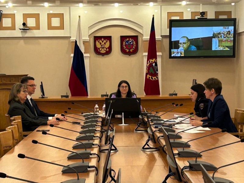 Руководство КГБУЗ «АКЦПБ со СПИДом» приняло участие в совещании по вопросам работы с семьями с ВИЧ-инфицированными детьми