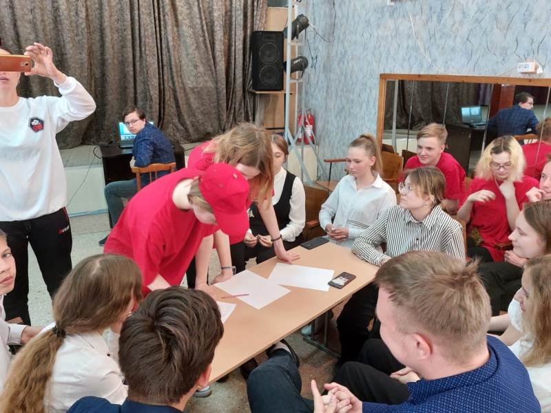 В Новоалтайской школе №10 прошел семинар-тренинг «ВИЧ-инфекция и моя безопасность»