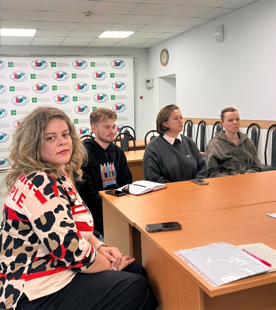 Вместе побеждаем страх и непонимание: в Алтайском центре по борьбе со СПИДом прошел круглый стол 